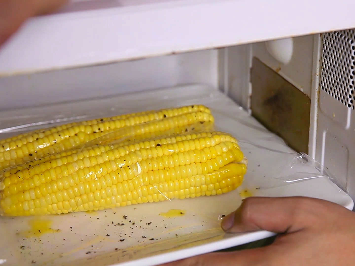 Microwave Corn on the Cob in Minutes: Quick & Easy Guide